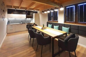 Classic House, 4 Bedrooms | Dining