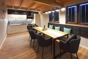 Una cocina moderna con comedor.