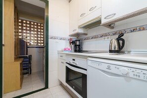 Fridge, microwave, coffee/tea maker, electric kettle - Apartment in Mijas With Pool (Mijas)
