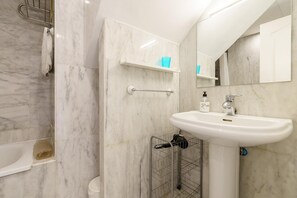 Comfort House, 3 Bedrooms | Bathroom | Bathtub - Apartment in Mijas With Pool (Mijas)