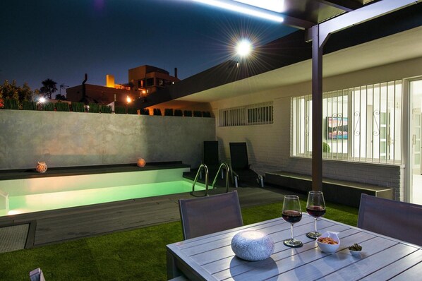 Bungalow clásico, 2 habitaciones | Alberca | Alberca techada y alberca al aire libre