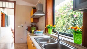 Coffee/tea maker, fridge, microwave, oven - Villa in Castellammare del Golfo With Private Pool (Castellammare del Golfo)