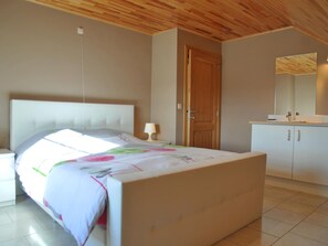 9 bedrooms, individually furnished - Modern Holiday Home in Somme-leuze With Garden (Somme-Leuze)