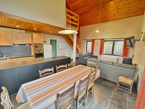 Classic House, 4 Bedrooms | Private kitchen | Fridge, microwave, oven, stovetop