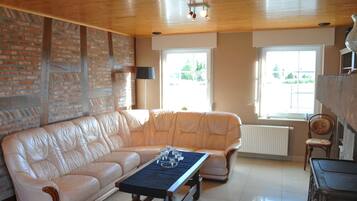 Comfort House, 5 Bedrooms | Ruang tamu | Pemain DVD