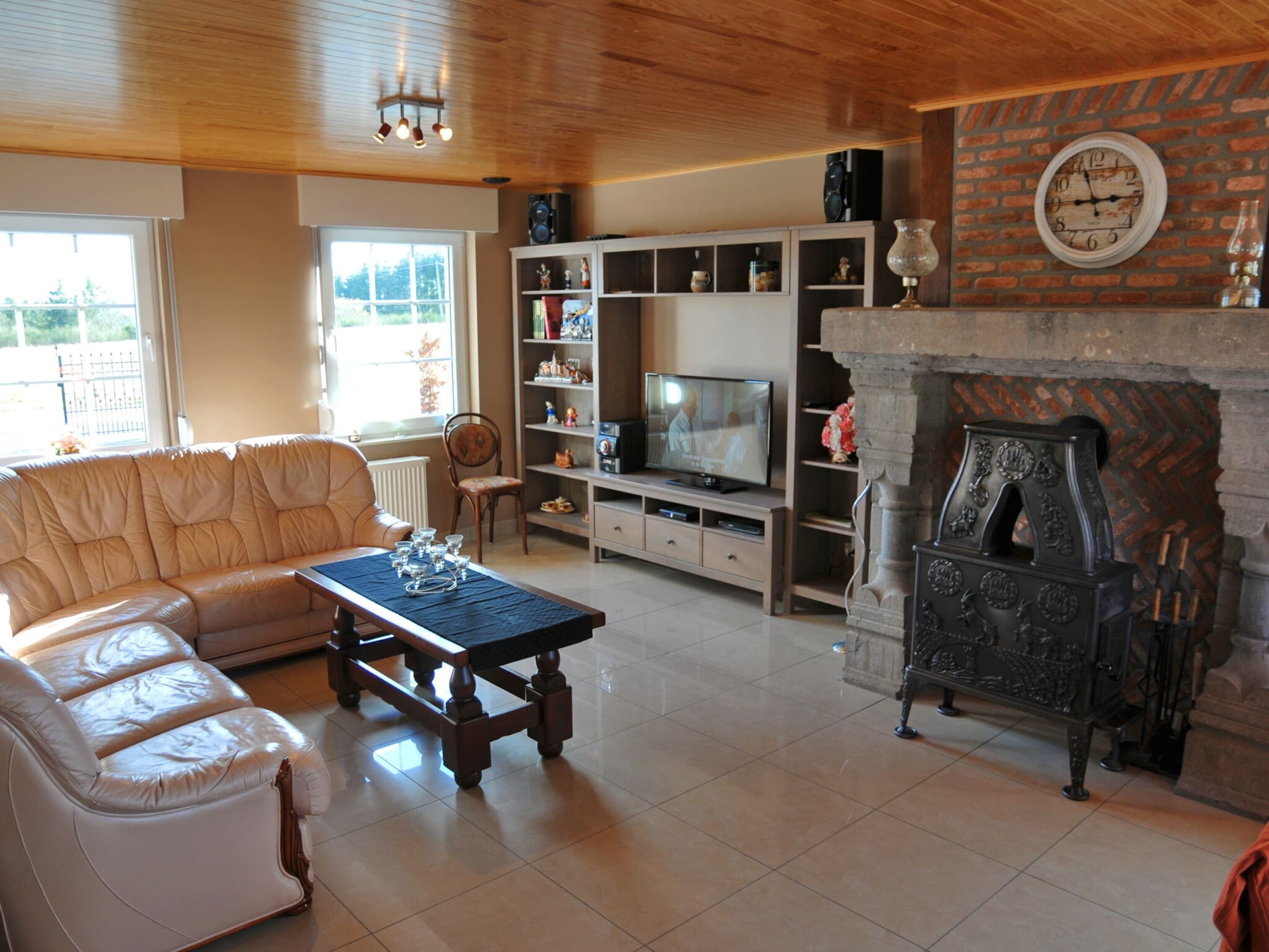 Comfort House, 5 Bedrooms | Living room | DVD player