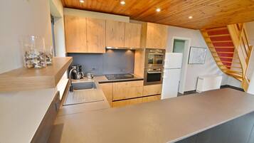 Classic House, 4 Bedrooms | Dapur peribadi | Peti sejuk, ketuhar gelombang mikro, ketuhar, dapur