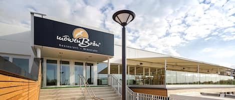 Un bâtiment moderne avec une enseigne indiquant « MöbelBräu Restaurant & Brasserie ».
