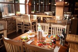 Casa clásica, 2 habitaciones | Restaurantes