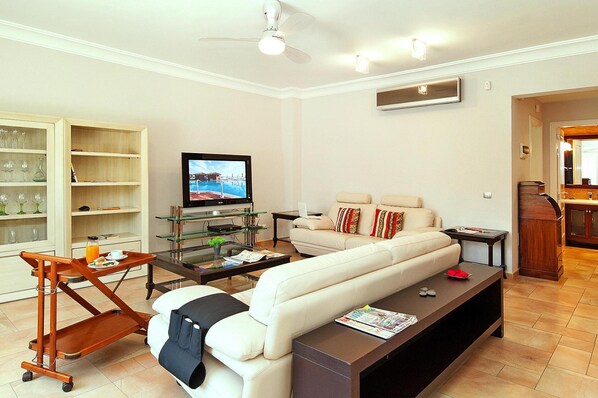 Klassiek huis, 4 slaapkamers | Woonkamer | Een dvd-speler en een iPod-dock