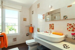 Phòng tắm | Bồn tắm, máy sấy tóc 