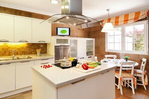 Classic House, 4 Bedrooms | Private kitchen