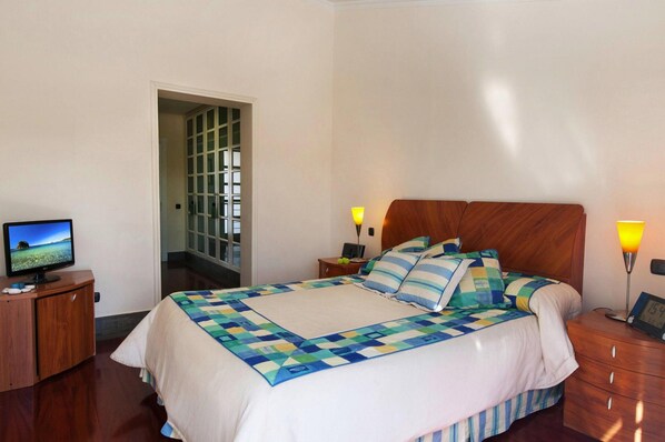 Classic House, 4 Bedrooms | 4 bedrooms, individually furnished, bed sheets