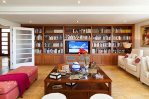 クラシック ハウス 4 ベッドルーム | リビングルーム | DVD プレーヤー