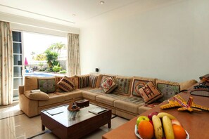 Classic House, 4 Bedrooms | Living room