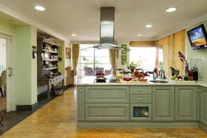 Classic House, 4 Bedrooms | Private kitchen