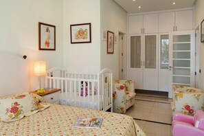 4 camere, con arredamento individuale, lenzuola