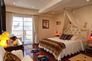 4 habitaciones, muebles diferentes y ropa de cama 