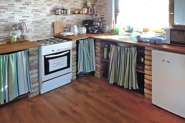 Fridge, microwave, dishwasher, coffee/tea maker