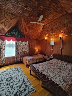 华丽双人房, 湖景 | 办公桌、笔记本电脑工作区、熨斗/熨板、免费 WiFi