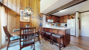 Kondominium, 1 Tempat Tidur King dengan tempat tidur Sofa, balkon (Canyon Ski Gateway) | Dapur pribadi | Mesin pembuat kopi/teh, lemari es, microwave, dan oven
