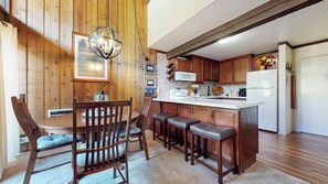 Condo, 1 cama King size y sofá cama, balcón, vista a la montaña (Canyon Ski Gateway) | Cocina privada | Refrigerador, microondas, horno y parrilla de estufa 