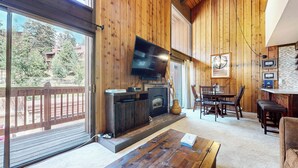 Kondominium, 1 Tempat Tidur King dengan tempat tidur Sofa, balkon (Canyon Ski Gateway) | Area keluarga | Televisi layar datar 50-inci dengan saluran TV digital dan perapian