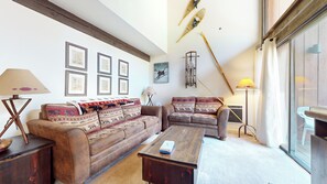 公寓客房, 1 張特大雙人床及 1 張梳化床, 露台, 山景 (Canyon Ski Gateway) | 客廳 | 50 吋平面電視連數碼電視頻道、壁爐