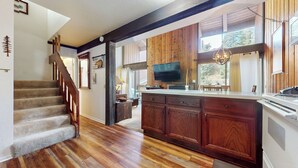 Kondominium, 1 Tempat Tidur King dengan tempat tidur Sofa, balkon (Canyon Ski Gateway) | Interior