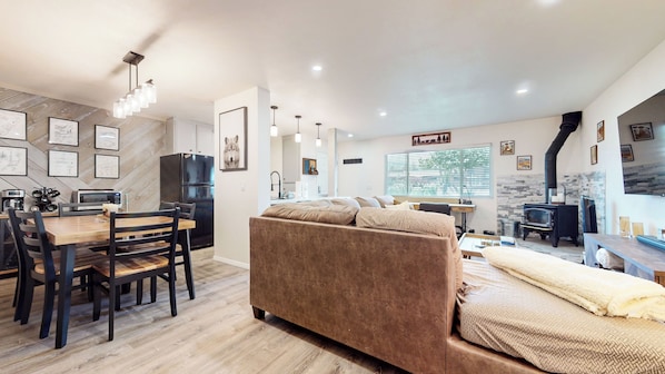 Condo, 1 King Bed with Sofa bed, Fireplace (Jackson’s Alpine Retreat) | Living area | 50-inch flat-screen TV with digital channels, fireplace - Jacksons Alpine Retreat For 4 (Mammoth Lakes)