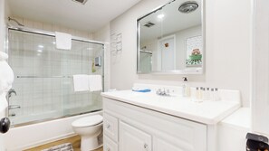 Condo, 1 King Bed, Balcony, Mountain View (Mammoth Getaway) | Bathroom | Combined shower/tub, towels - Mammoth Getaway Chic Condo! (Mammoth Lakes)