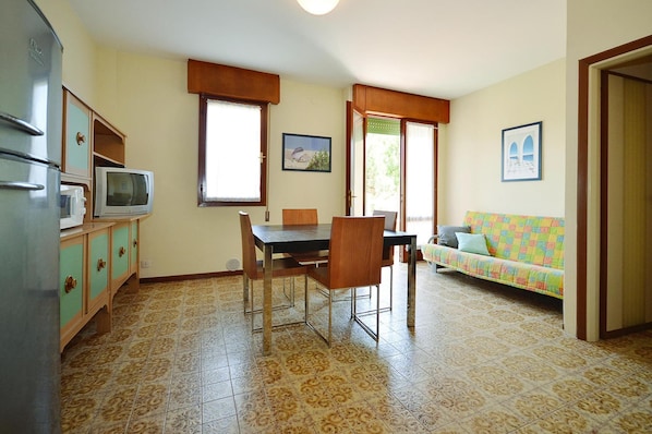 Classic Apartment, 3 Bedrooms | Living room