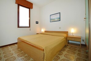 Classic Apartment, 3 Bedrooms | 3 bedrooms, individually furnished