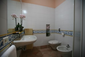 Classic Apartment, 2 Bedrooms | Bathroom | Shower - Residence The Garda Village in Sirmione (Sirmione)