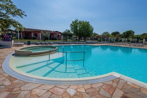 Pool | Outdoor pool - Residence The Garda Village in Sirmione (Sirmione)