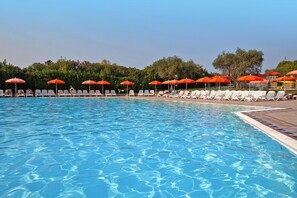 Outdoor pool - Residence The Garda Village in Sirmione (Sirmione)