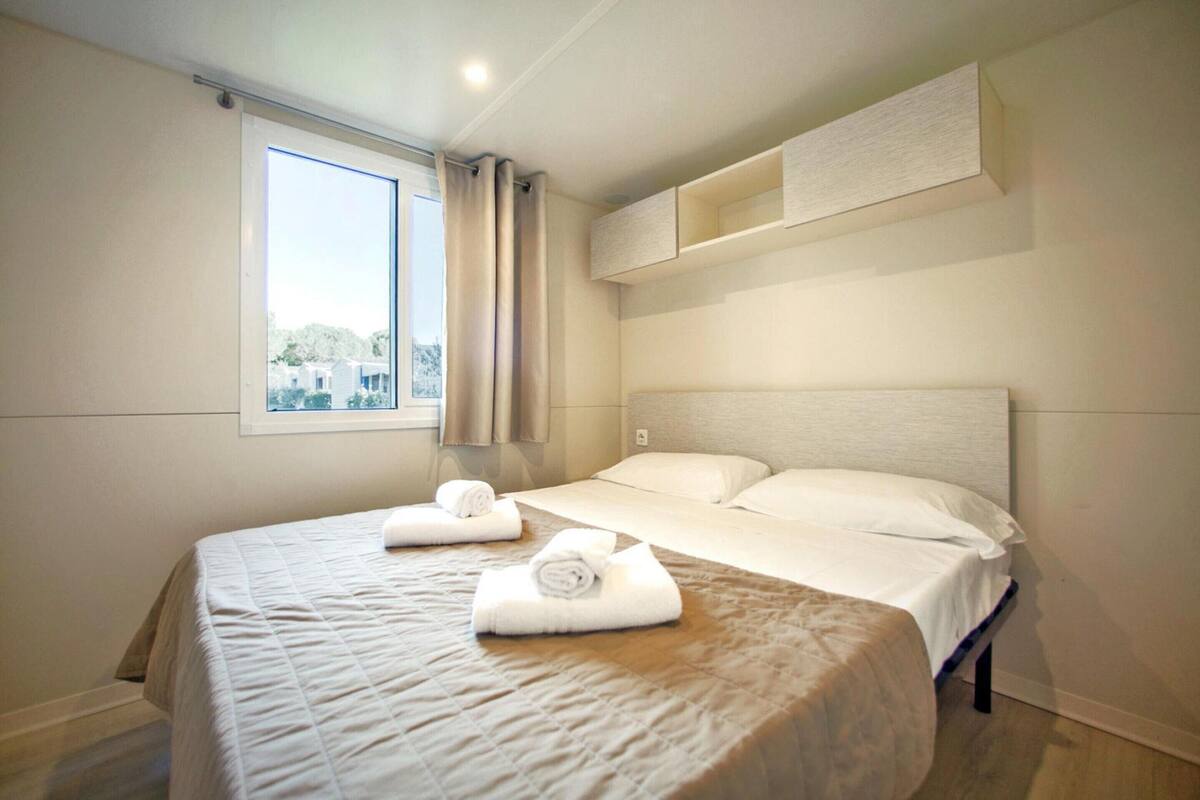 Deluxe Mobile Home, 3 Bedrooms | 13 bedrooms, individually furnished