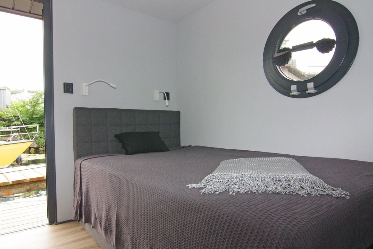 Comfort Mobile Home, 2 Bedrooms | 4 bedrooms, individually furnished