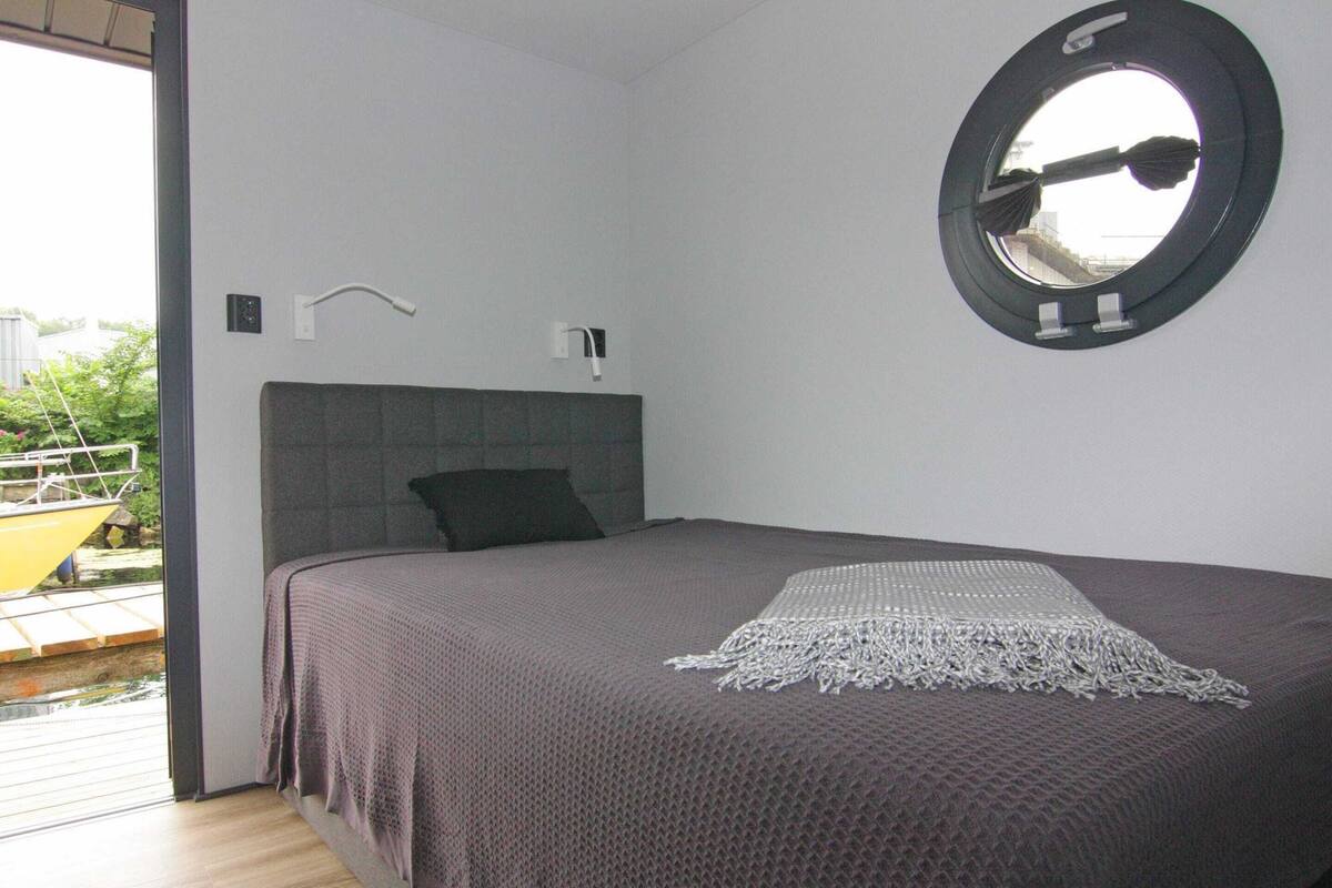 Comfort Mobile Home, 2 Bedrooms | 4 bedrooms, individually furnished