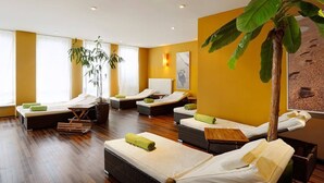 A spa room with multiple sun loungers, a large potted plant, and a wooden floor. - Holiday Resort TUI Blue, Sylt (Sylt)