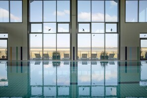 Una piscina cubierta, una piscina al aire libre