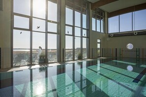 Leilighet – comfort, 2 soverom | Basseng | Innendørsbasseng og utendørsbasseng