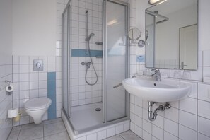 Bathroom | Shower, hair dryer - Holiday Resort TUI Blue, Sylt (Sylt)
