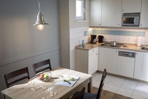 Classic Apartment, 3 Bedrooms | Private kitchen | Fridge, microwave, dishwasher, coffee/tea maker - Holiday Resort TUI Blue, Sylt (Sylt)