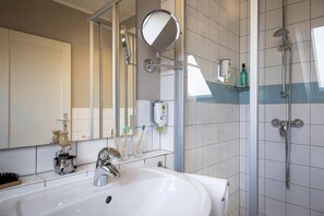 Comfort Apart Daire, 2 Yatak Odası | Banyo | Duş, saç kurutma makinesi 