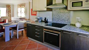 Casa clássico, 3 quartos | Cozinha privada | Geladeira, micro-ondas, fogão, cooktop