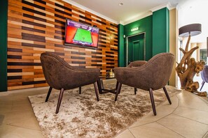 Maison Confort, 2 chambres | Salle de séjour | Cheminée