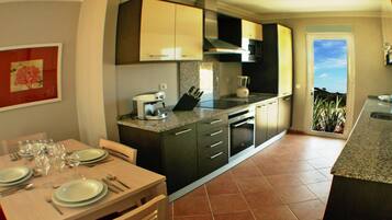 Comfort House, 2 Bedrooms | Private kitchen | Fridge, microwave, oven, stovetop