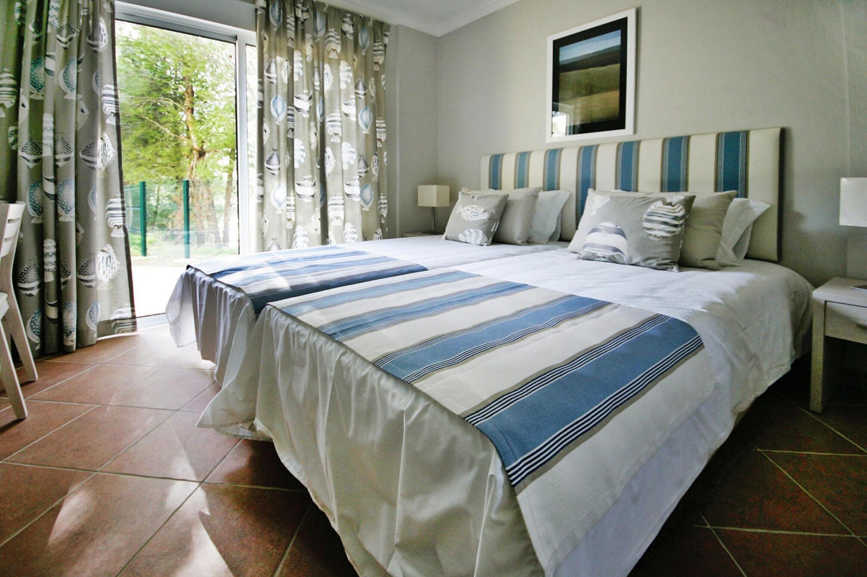 5 habitaciones, muebles diferentes y ropa de cama 