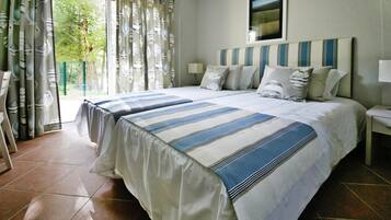 5 habitaciones, muebles diferentes y ropa de cama